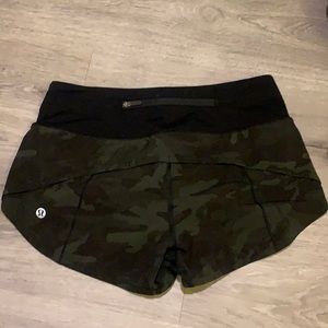Lululemon 2.5” speed up low rise short 23” waist 33” hip